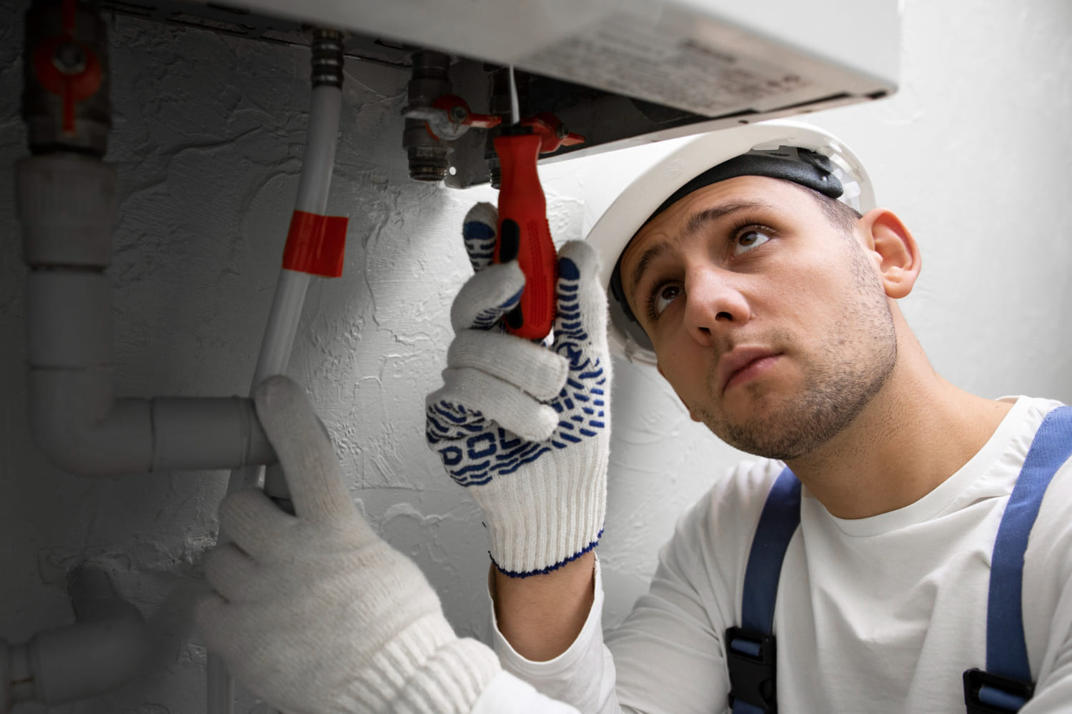 imagem de técnico especialista em refrigeração comercial fazendo manutenção preventiva de ar condicionado
