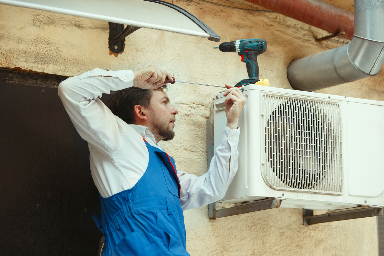profissional realizando manutenção externa do ar-condicionado