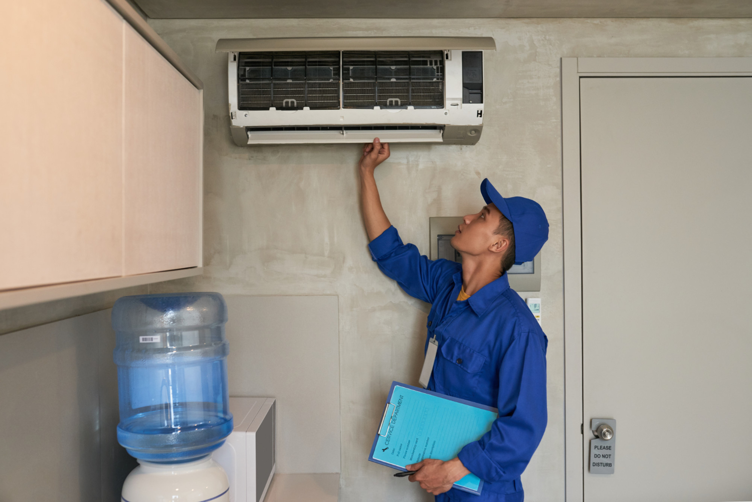 profissional checando manutenção do ar condicionado