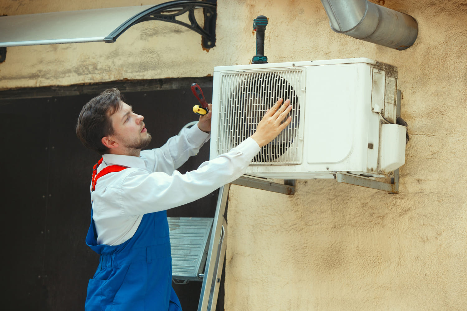 imagem de um profissional fazendo manutenção externa de um ar condicionado