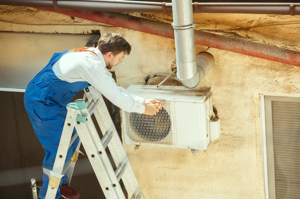 imagem de técnico realizando manutenção preventiva de ar condicionado